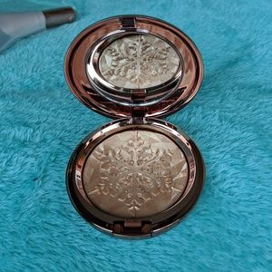 BNIB Mac Whisper of Gilt Highlighter